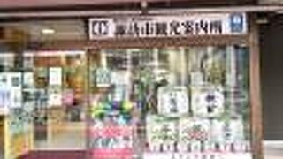 JR上諏訪駅、案内所、は諏訪湖の東側の国道20号に面している。