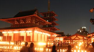 幻想的な灯りに包まれる 四天王寺「万灯供養」