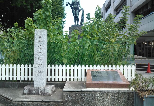 手前に大きな案内板