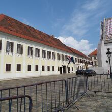 聖マルコ教会正面に向かって左手にありますが、一見、普通の建物