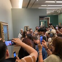 ゴッホの絵の前の人だかり