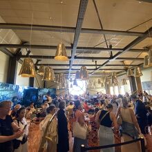 美術館内のカフェの行列