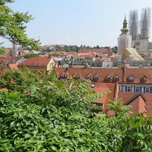 ...ザグレブ大聖堂や聖マリア教会を望む一画のフェンスには…