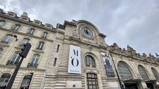 コンパクトだが昼前は人が多かった