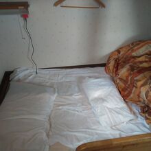 二段ベッド、電気、コンセント１つ、シーツ各自でひきます