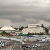 東京ディズニーランドの裏側が見えます
