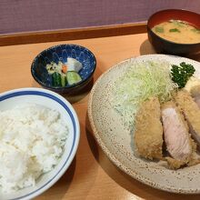 ロースかつ定食　税込２１００円