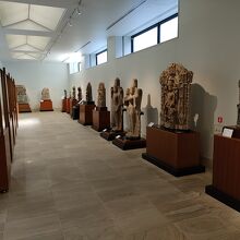 南アジア彫刻が充実。展示スペースは骨董品を並べた感じで残念。