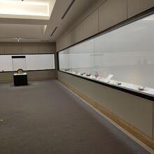 ２階の古伊万里展の展示室。右手前３点が鍋島
