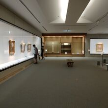 ２階印象派の展示室。右側ガラスケースの中にモネ３枚他がある