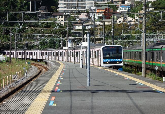 新車「アロハ電車」が入線。伊豆急の所属車両ですが。