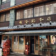 開店前に行列のできる人気店で刺身盛合せを堪能