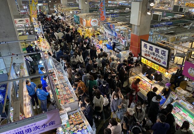 寿司のお店がズラリと並ぶ市場です