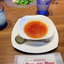 セットのスープやサラダ