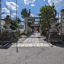 和田神社、鳥居と石標。