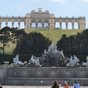 シェーンブルン宮殿の庭園にある泉。