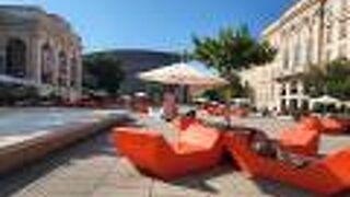 カラフルな大型ベンチが印象的。