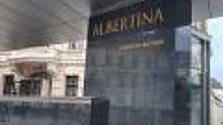 世界最大級のグラフィックアートを収蔵。