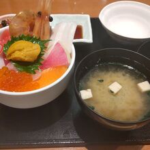 おまかせ海鮮丼、Sサイズ