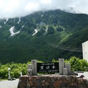 晴れていれば美しい山の連なりが見える