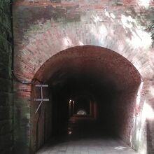 フランス積み煉瓦のトンネル