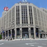 変わりゆく新宿の中で新宿三丁目の伊勢丹の建物風景は変わらない景色です!!