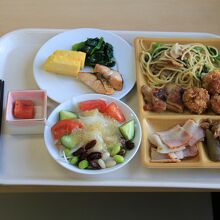 朝食です。近くに朝ごはんの店は少ないのでホテルで食べました。