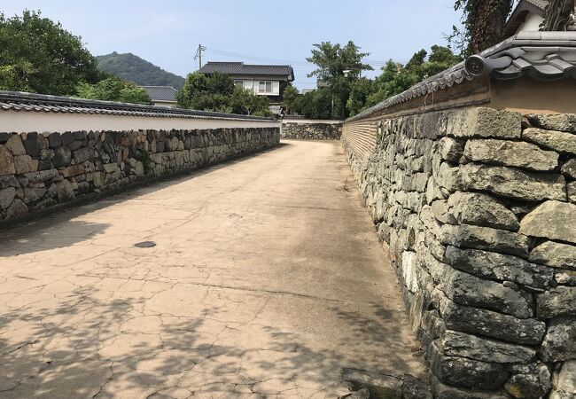 鍵曲（山口県萩）：土塀に囲まれた直角の道筋