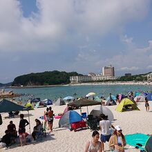 白良浜のビーチ、パラソルがたくさん見えますね。