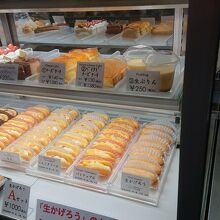 ショーケースです。ちっちゃいケーキ、かわいい