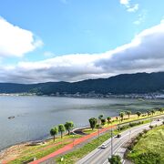 信州一大きな湖、だけど、あまり観光向けでない。花火大会や冬季の御神渡(おみわたり)は有名だけど