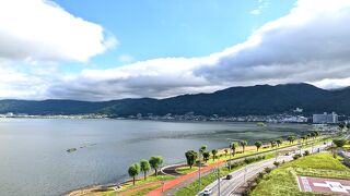 信州一大きな湖、だけど、あまり観光向けでない。花火大会や冬季の御神渡(おみわたり)は有名だけど