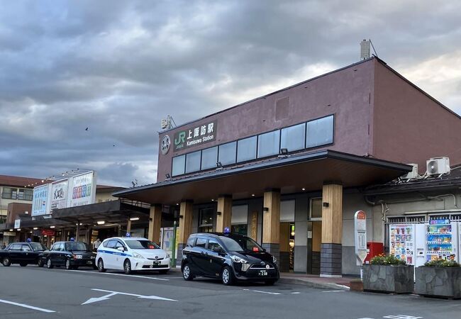 足湯のある広い駅舎ロビー