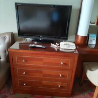 テレビとキャビネットはコンパクト