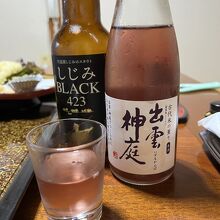 地酒の「出雲神庭」、うっすらピンク色のお酒です