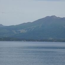 田沢湖東側に聳える秋田駒ヶ岳