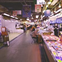 魚介類や味噌などが充実。