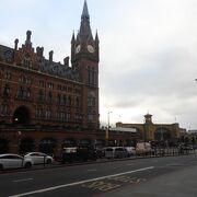 ゴシック洋式の巨大な建物で、ロンドンを代表するターミナル駅です。