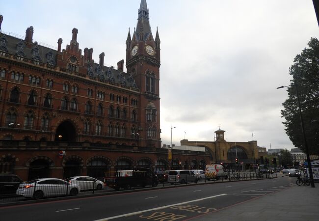 ゴシック洋式の巨大な建物で、ロンドンを代表するターミナル駅です。