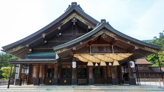 巨大な注連縄で知られる拝殿