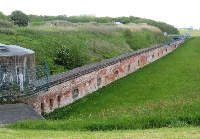 エルベ川が北海に注ぐ河口近くに造られた海軍要塞の遺構。敷地内見学はガイド付きツアーで