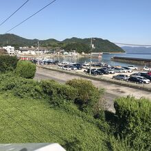 駅の跨線橋より忠海港を望む