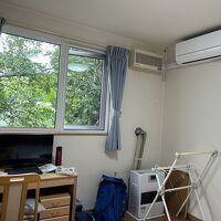 机の引き出しにはタオル、歯ブラシあり　Wifiも問題なく接続