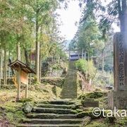 急な石段を登ると境内が広がる