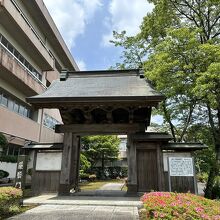 校舎の前に建つ門