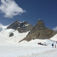 雪上遊歩道からスウィンクス展望台が見てます