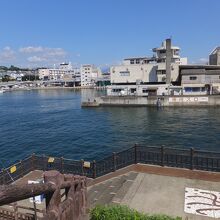 漁港の建物。中に食堂あり。