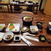 夕食の様子。選べるメイン料理を中心に満足です。