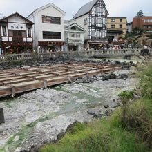 湯畑のにぎわい