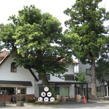 三角屋根の直売所です